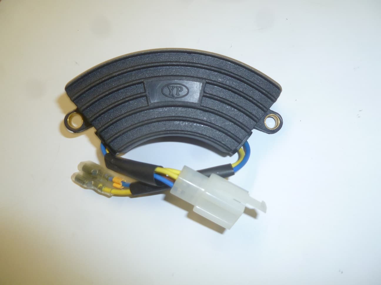 Регулятор напряжения SGG 2600L,E (220 v,6 конт.) / Single-phase AVR for 2600L,E,168-28